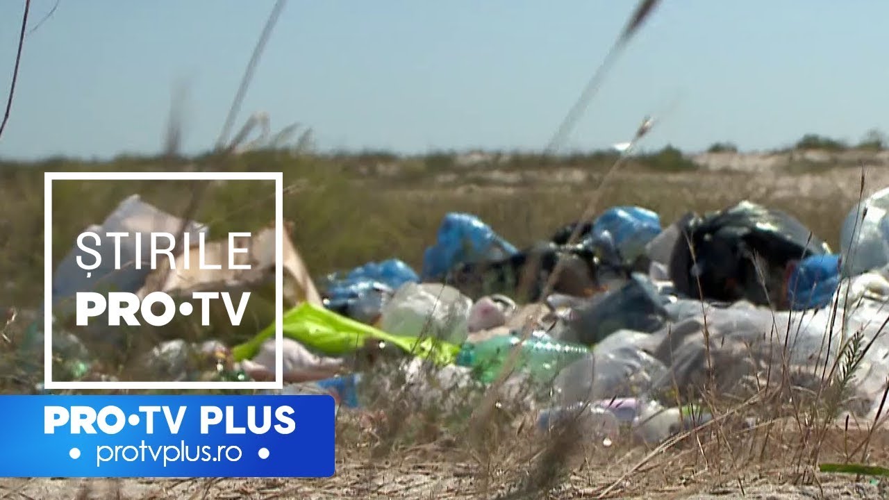Plaja Vadu, amenințată de munții de gunoaie aruncate de turiști