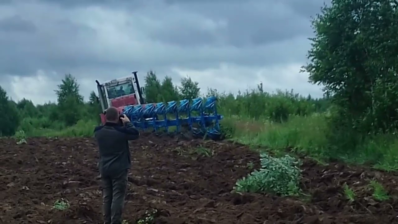 LEMKEN Diamant - 11 7+1 Запахиваем деревья плугом.