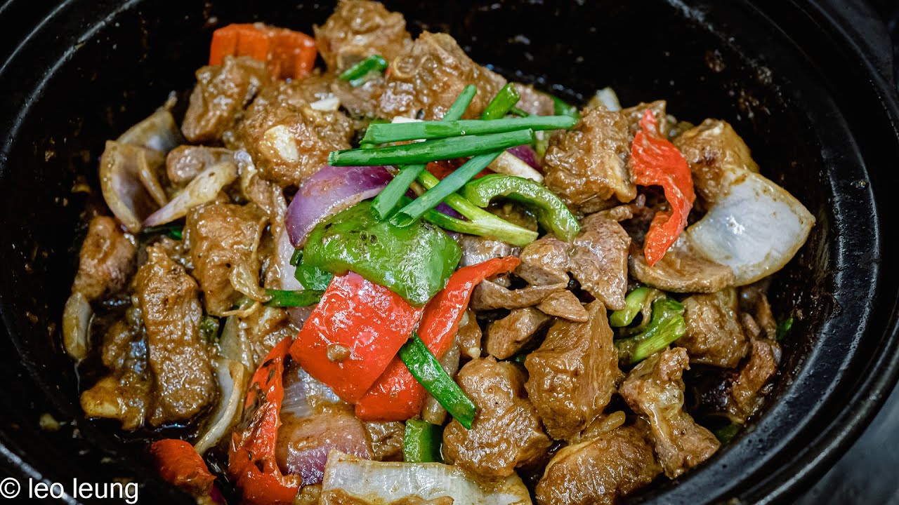 廣東話影片｜啫啫排骨煲｜經典香港煲仔菜，又來一隻砂煲炒到尾，雖然犯傻忘記了一個程序，但從總結中，大家可以知道如何使用一鍋炒到底的技巧，讓經典重現。