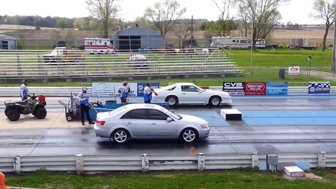Sonata vs camaro in Cedar Falls Raceway