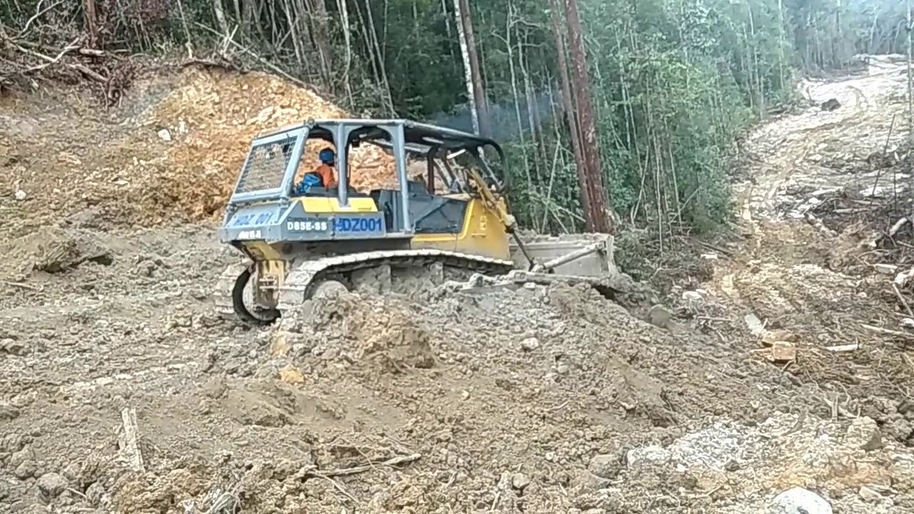 Progress New road to disposal / Dozer D85ESS mendorong material di tebing & membuat slope/ramp jalan