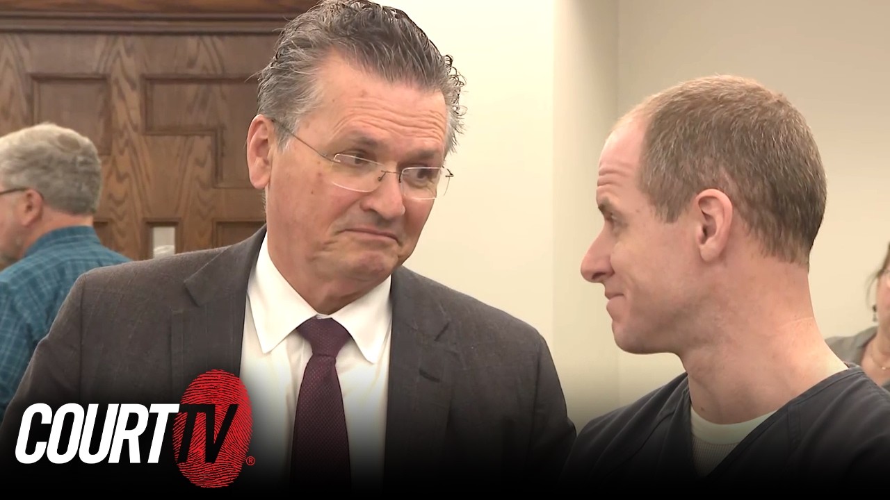 Бывший участник American Idol улыбается вместе с адвокатом после слушания дела.