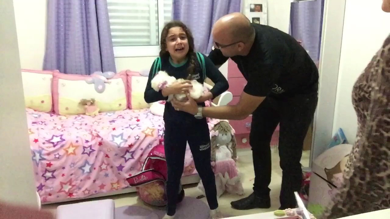 Criança ganhando Cachorrinho - Muita emoção