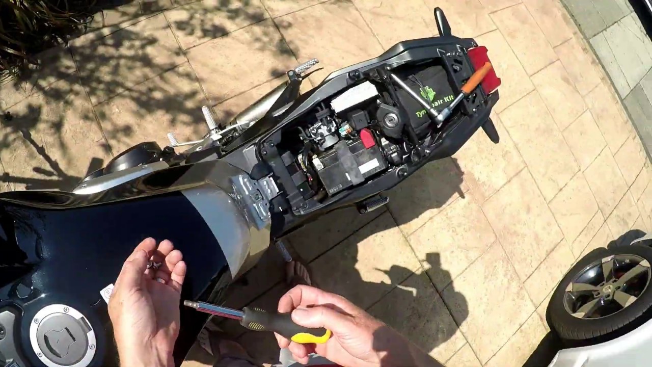 2018 Honda CB1000R Tank Removal