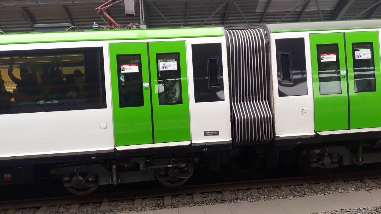 Tren Del Metro De Lima En Estación Cabitos, Santiago De Surco, Tren Serie Alstom Metrópolis 9000