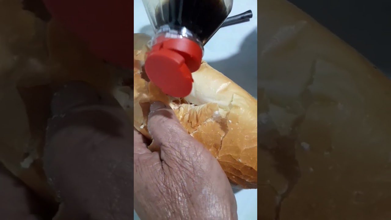 ăn bánh mì nước tương