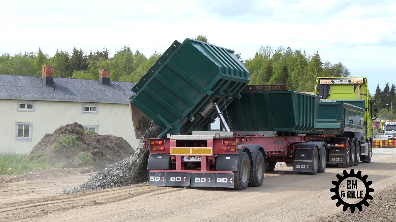 Volvo L90H 2,0 and Volvo FH with trailer in Road work