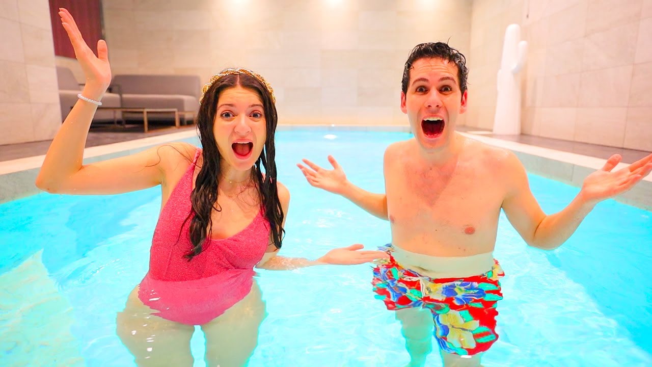 SOFÌ E LUÌ BAGNO NELLA PISCINA DENTRO CASA! | Me contro Te