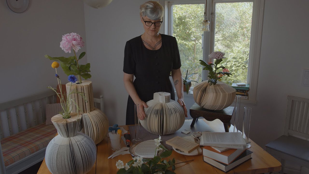 Bea Szenfeld gör vaser av böcker från second hand!