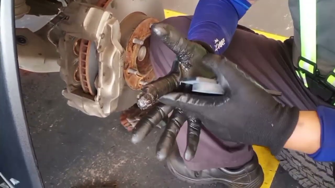 DIY How to change replace front brake pads of toyota Hilux 2016🤔🤔🤔Easy way to change brake pads😯😯😯