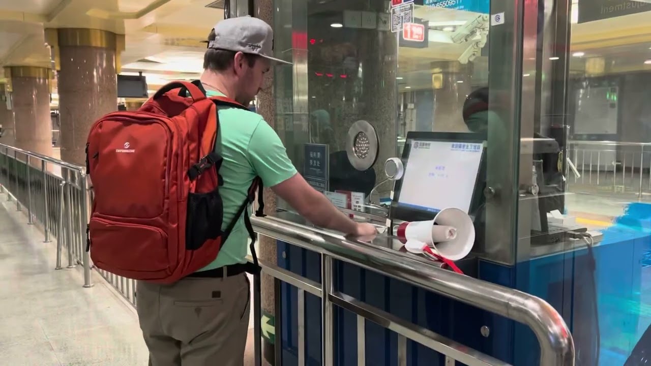 Beijing subway - how to use. Cheap and easy!