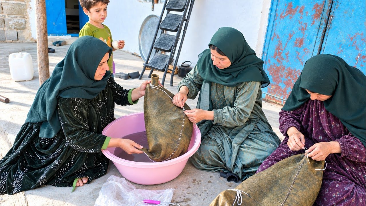 🌿❤️ A busy day in the life of Ashraf nomads; from children to a torn water skin💧🧵