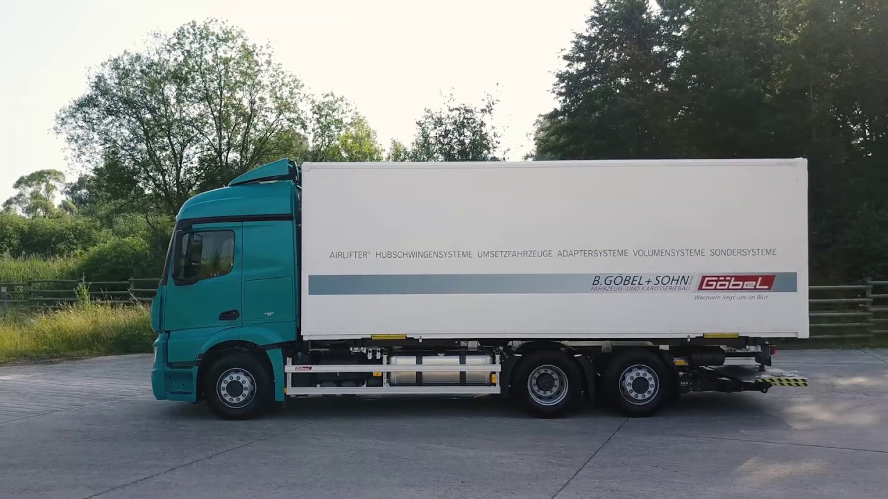 Göbel Fahrzeugbau präsentiert: Actros mit Hubschwinge und Ladebordwand