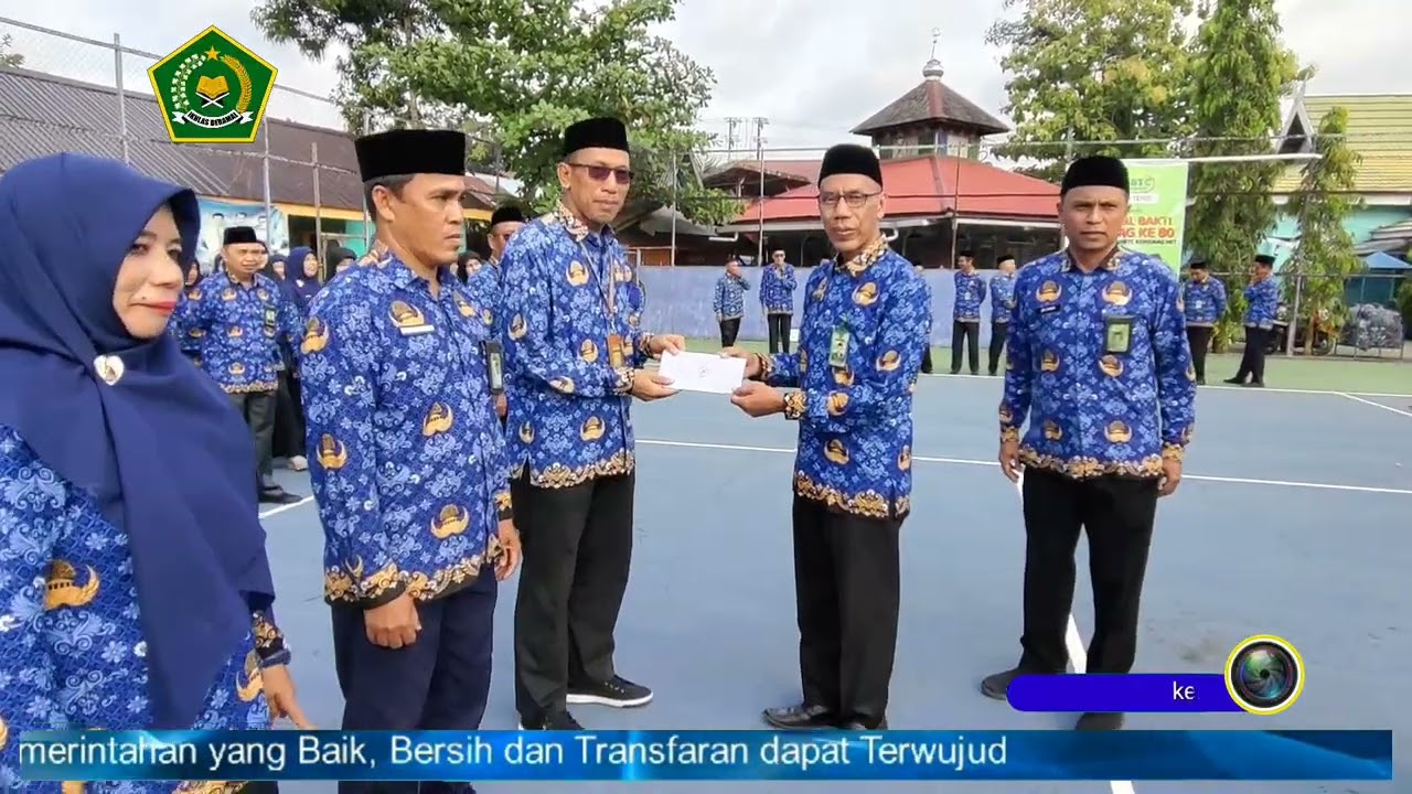 KaKankemenag HST Serahkan Beragam Penghargaan dan Bantuan pada Apel Penghormatan Bendera Merah Putih