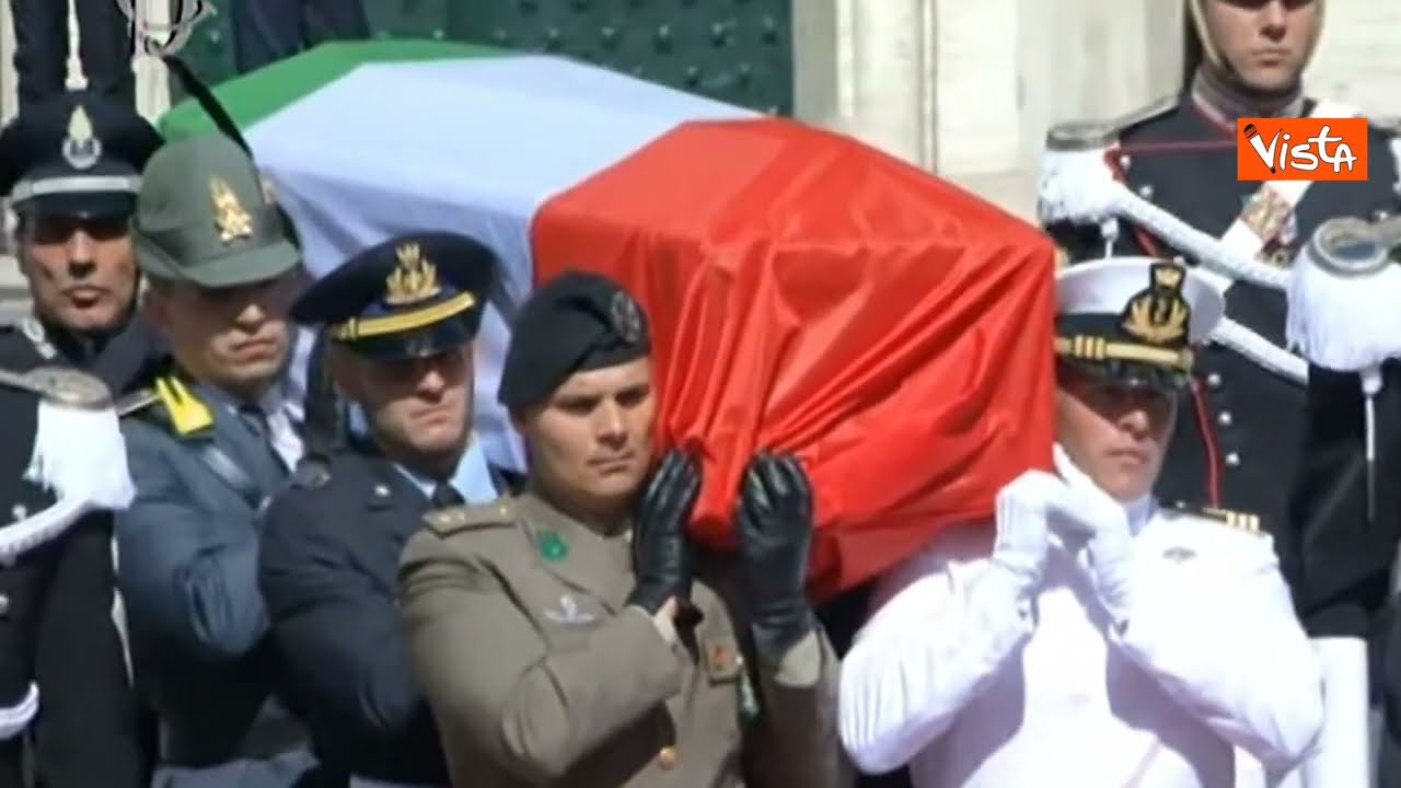 I funerali di Stato di Giorgio Napolitano, l'uscita del feretro