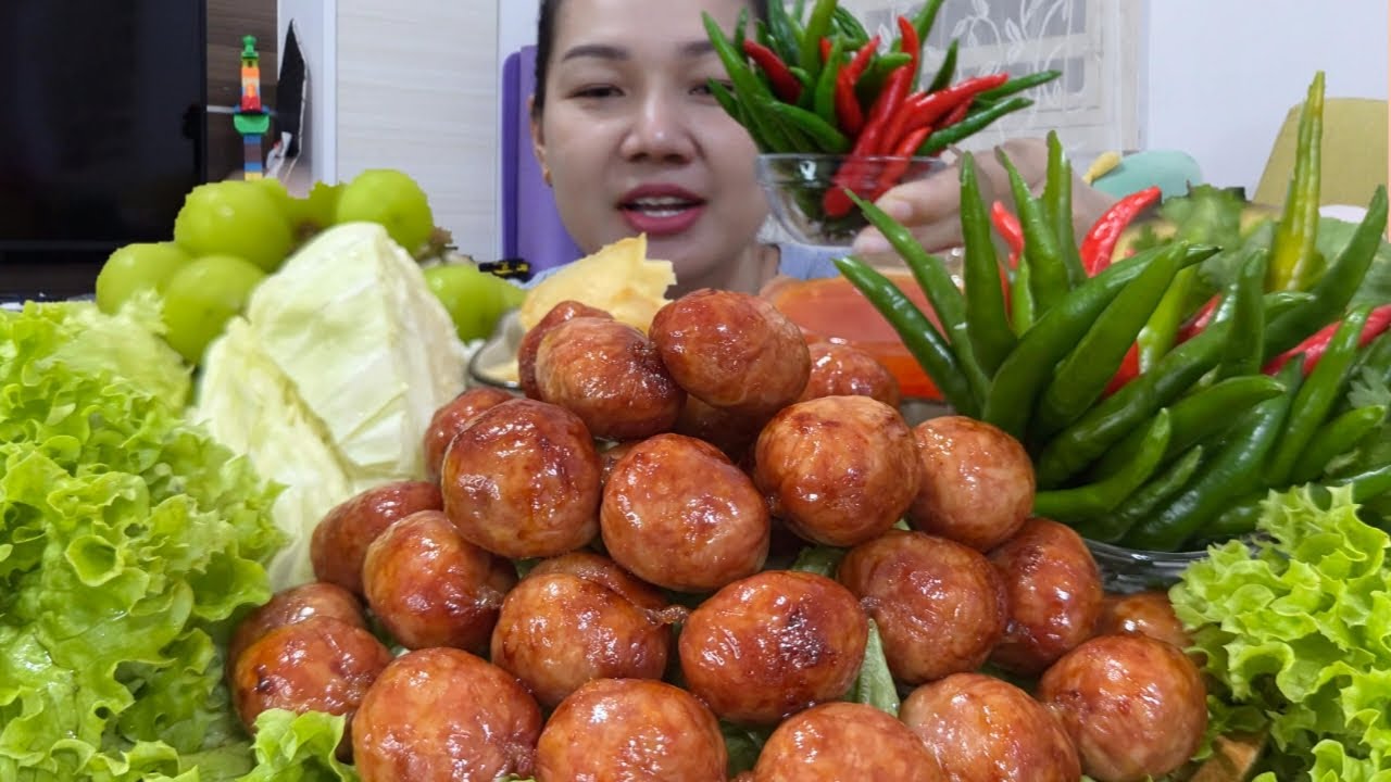 ไส้กรองอืสานกับน้ำจิ้ม ขิงดอง พริกสด เผ็ดน้ำตาไหล