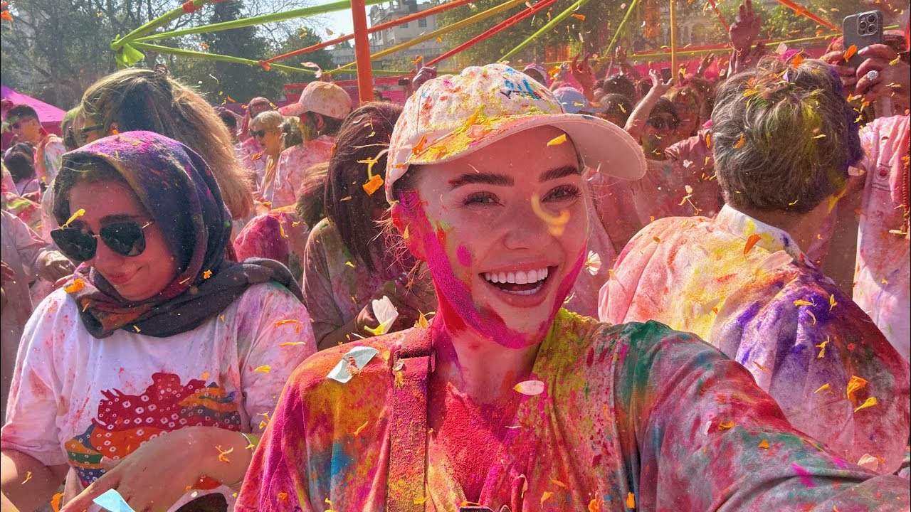 British girl plays Holi with locals 🇮🇳