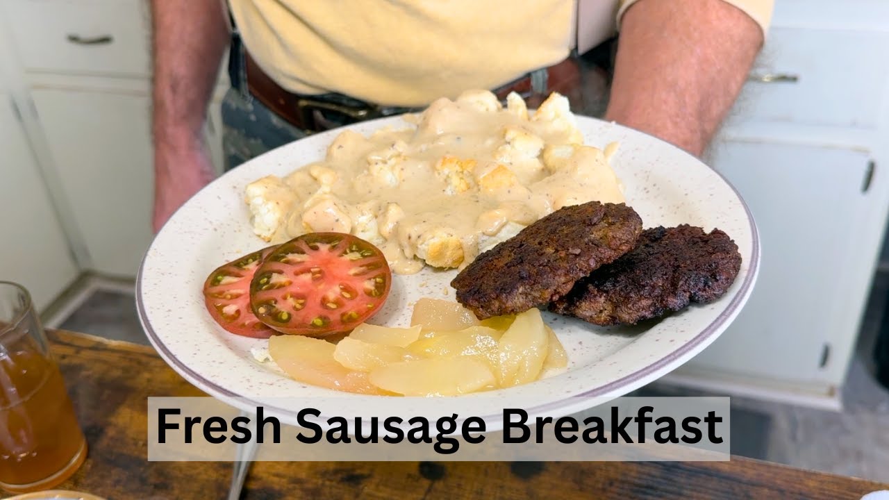 Испорченный томатный сок, печенье и свежая колбасная подливка на завтрак