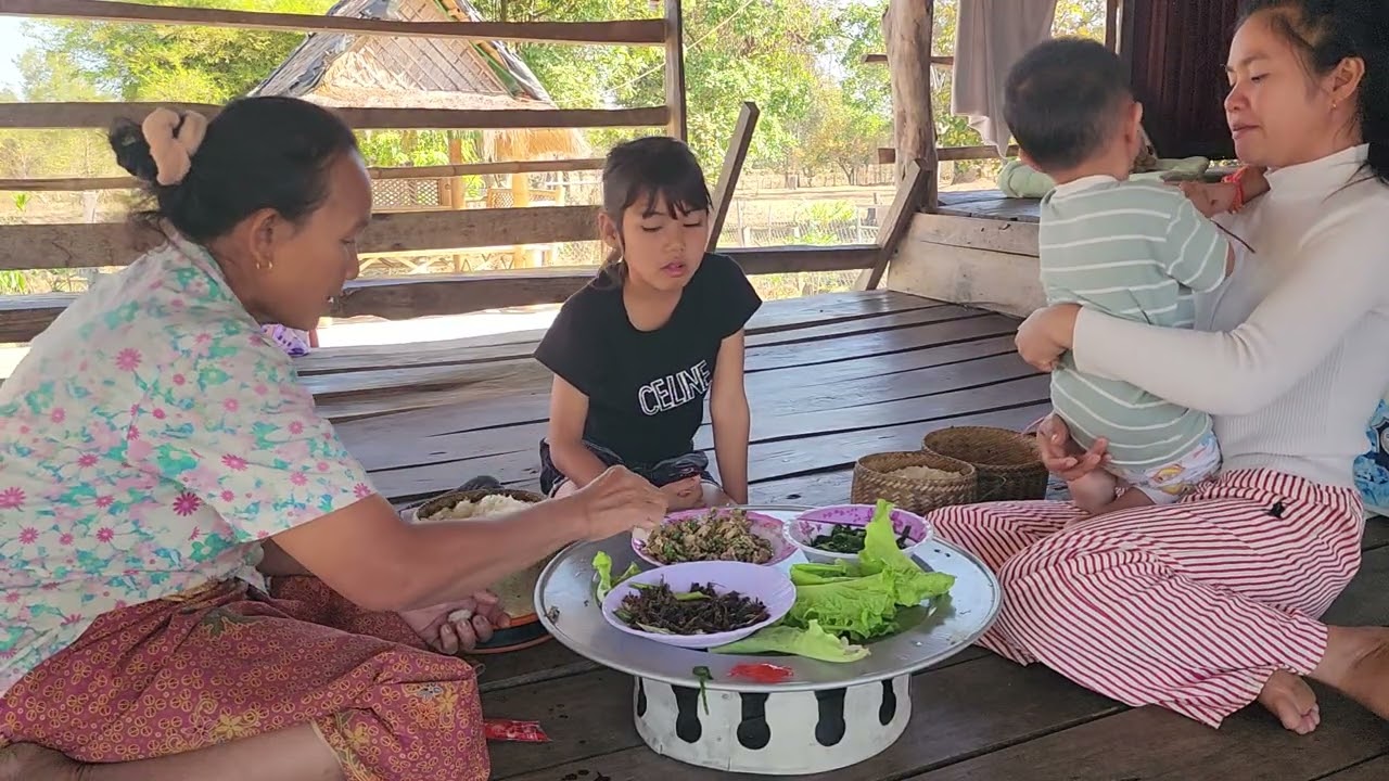กินข้าวเช้าเมนูคั่วแมงจีซอนก้อยหอย​แซ่บๆ​อยู่เถียงนาน้อย​