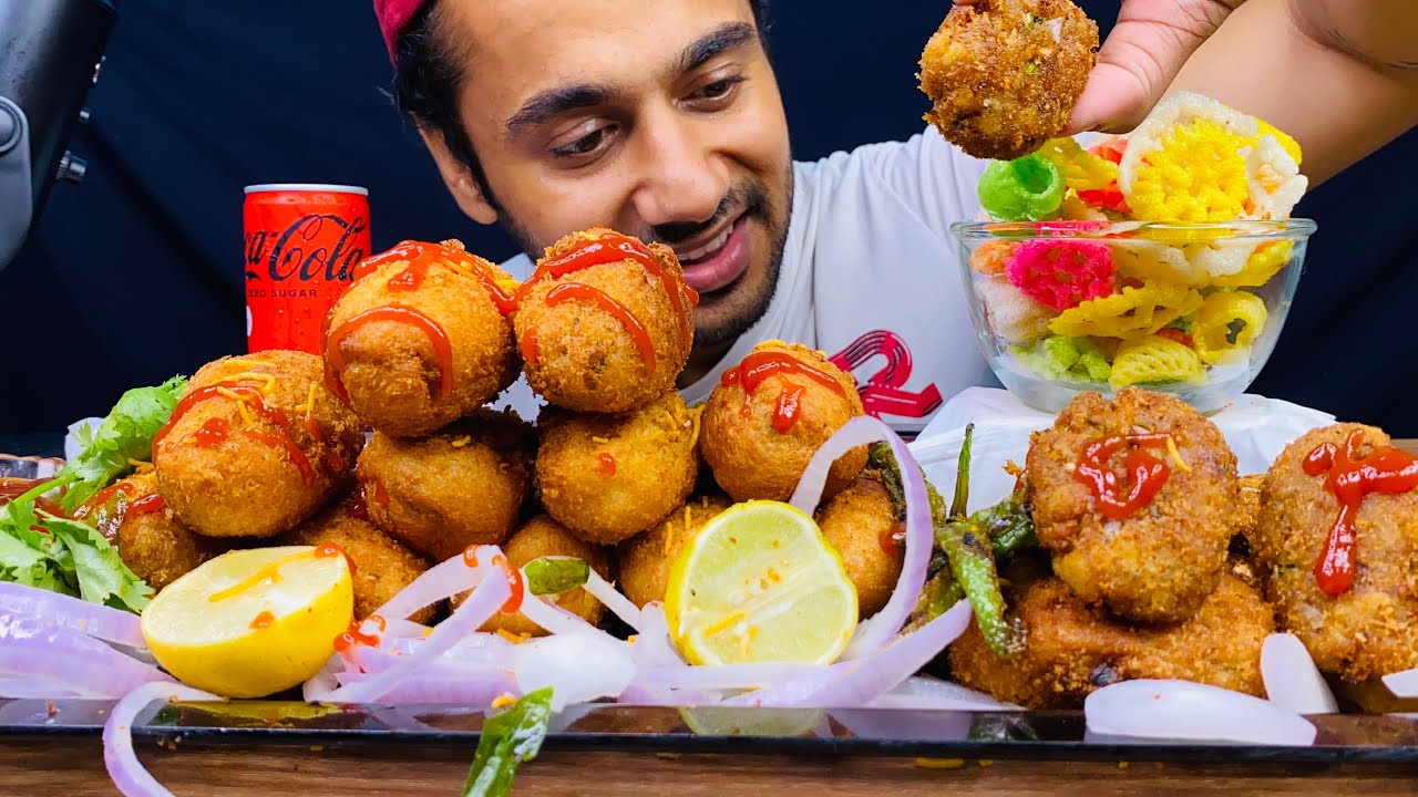 EATING CRISPY* GOLDEN BREAD  ROLLS & VEG* CUTLET WITH PAPAD | INDIAN STREET FOOD MUKBANG |