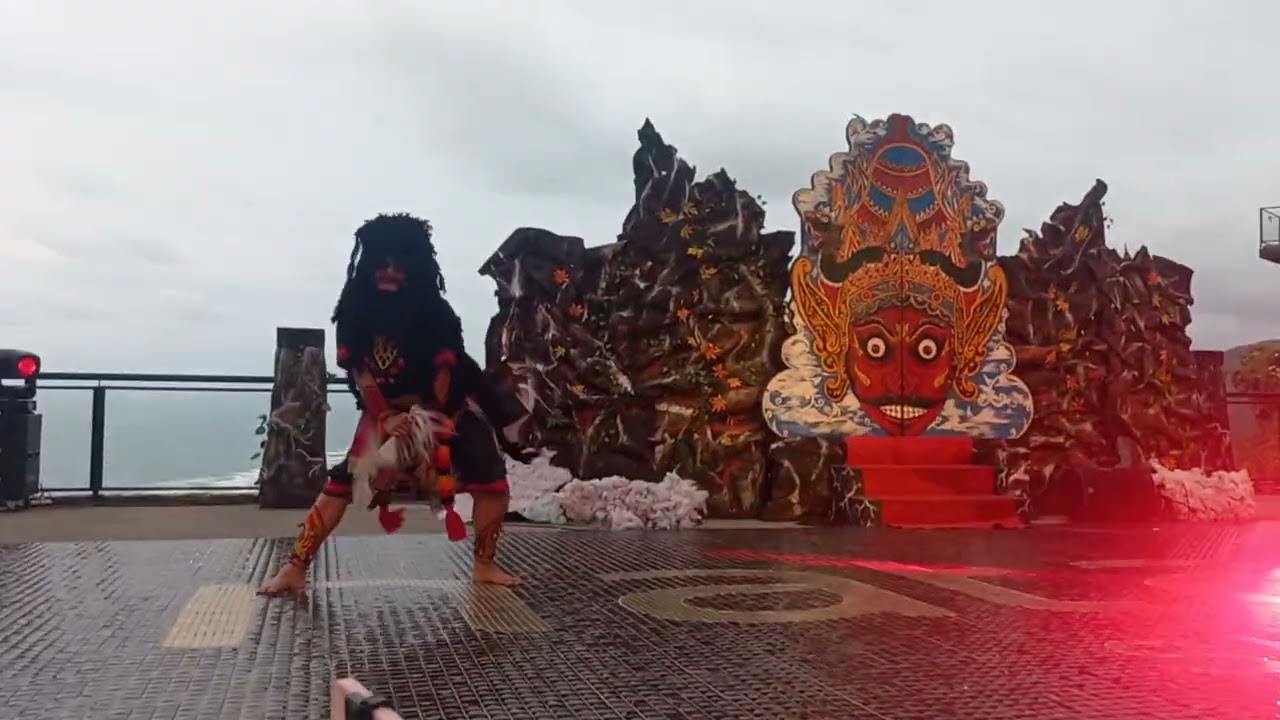 Prabu Klana Sewanda (Pangeran Bantarangin)  melamar Dewi Songgolangit.