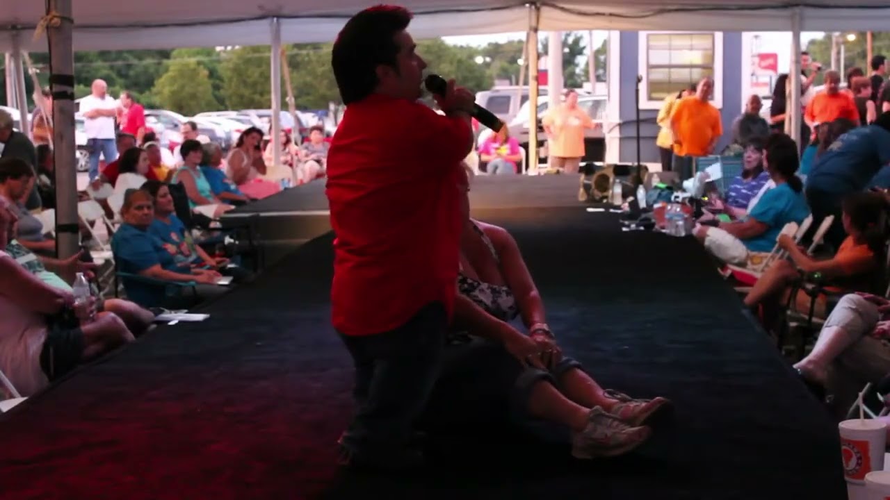 Дюк Мейсон поёт «Please Don't Stop Loving Me» на Неделе Джой Элвиса 2015 года