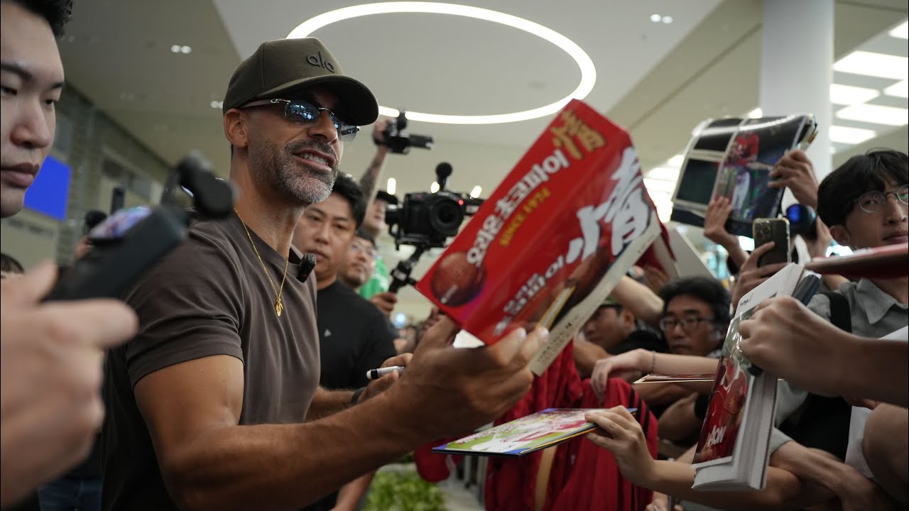 Rio Ferdinand's Scenes Landing In Seoul 🇰🇷 | “Power of Manchester United Badge”