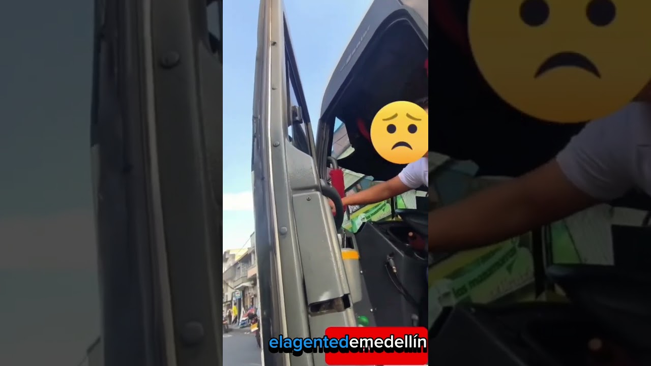 Conductor de bus que se pasa el semáforo en rojo 
