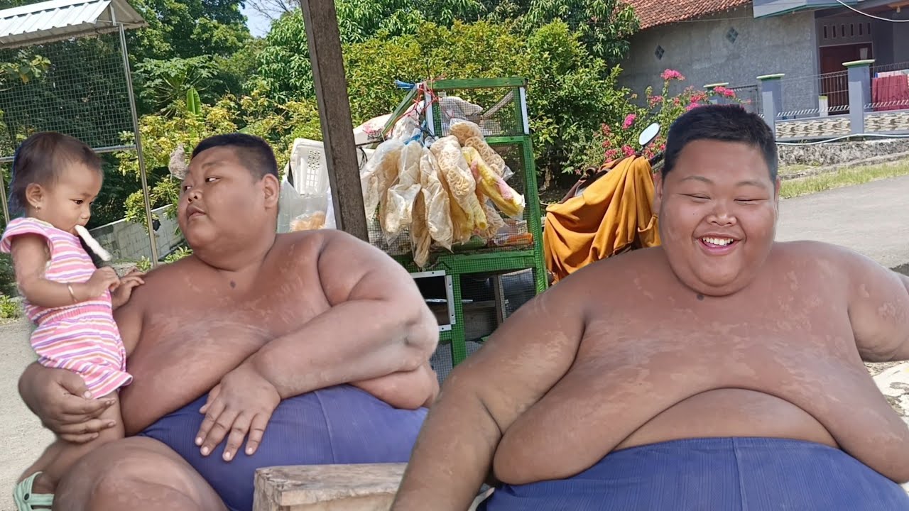 SUNGADI PRIA OBESITAS SEDANG NONGKRONG DIWARUNG BAKSO