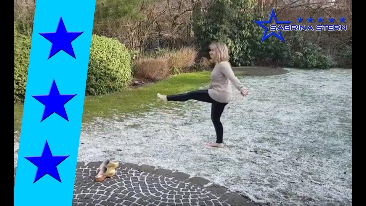 Barefoot In The Snow - Sabrina Stern barfuß im Schnee