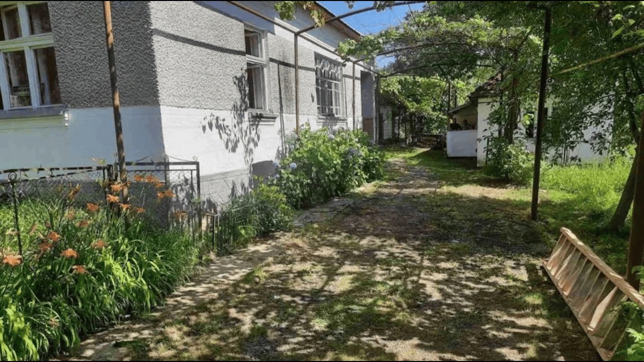 Садиба біля Нацпарку за 25 000 $? Власний виноградник, два будинки і гори навколо!