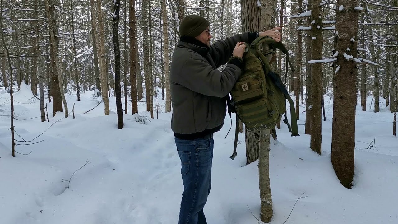 Le Coureur Dubois - Comment attacher un sac à dos à un arbre avec noeud coulant