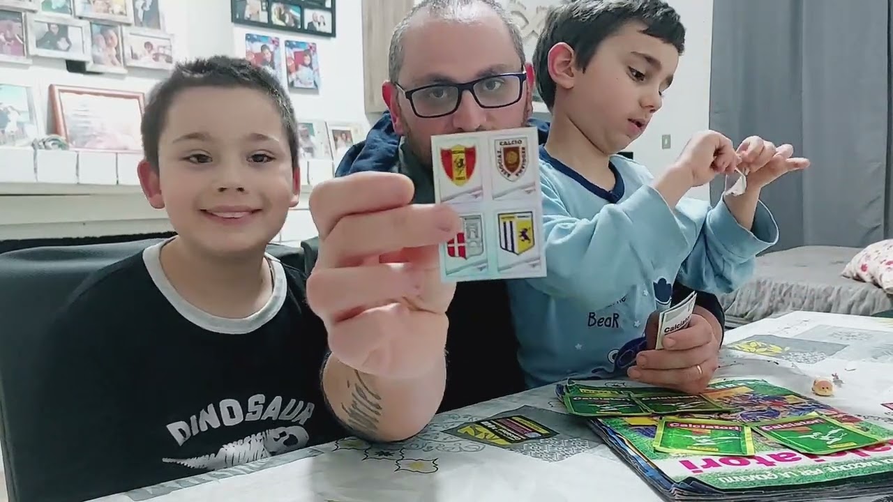 Diego&Gabriel con papà aprono pacchetti di #figurinepanini #calciatoripanini ⚽️⚽️⚽️