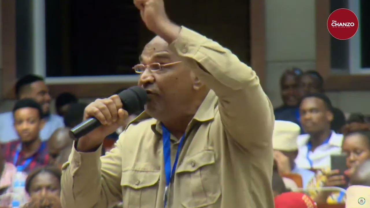 Mzee wa CHADEMA Awasha Moto, Akatishwa Akiongea, Akataa Kukaa- 'Hatupo serious'