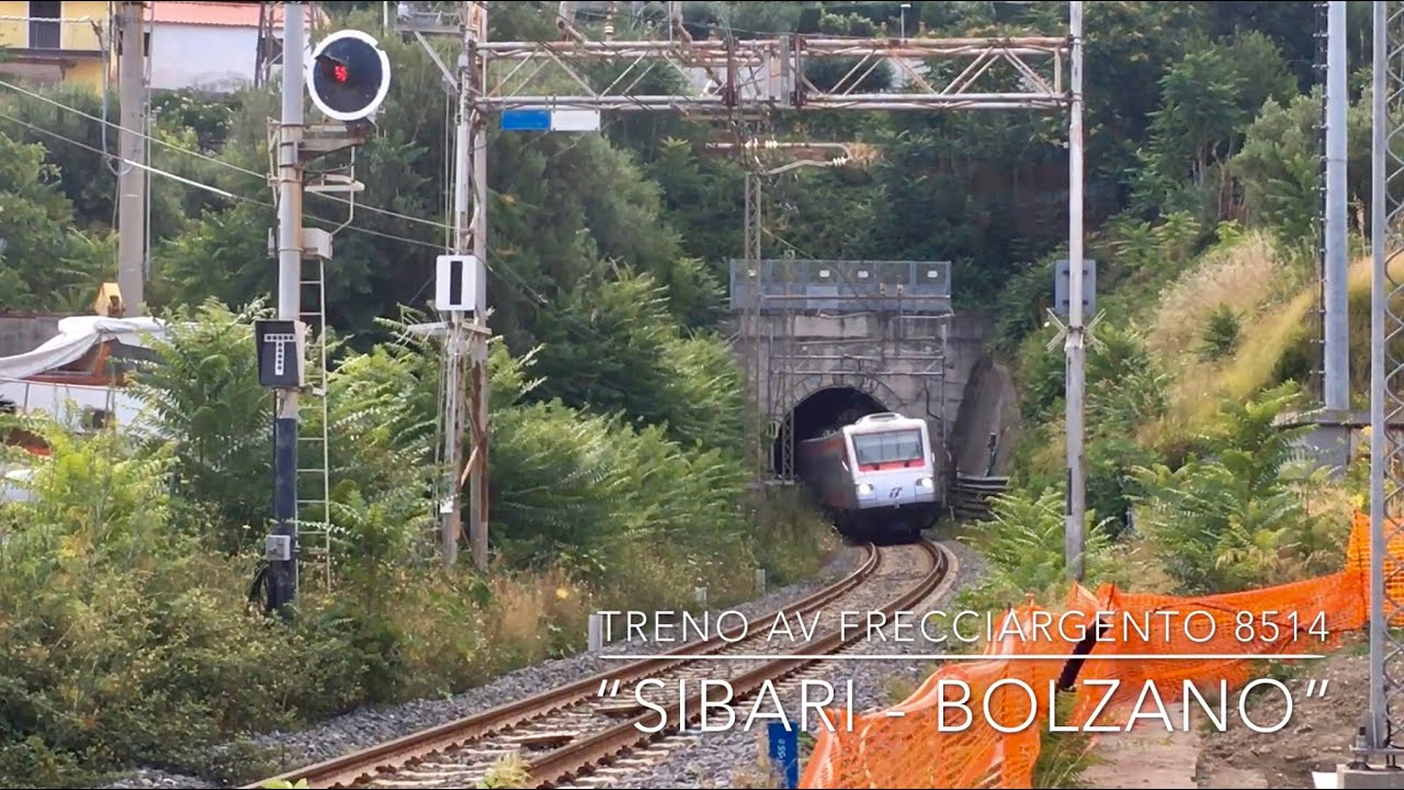 Treno AV Frecciargento 8514 in uscita dalla galleria di valico Santomarco e treno regionale 3679