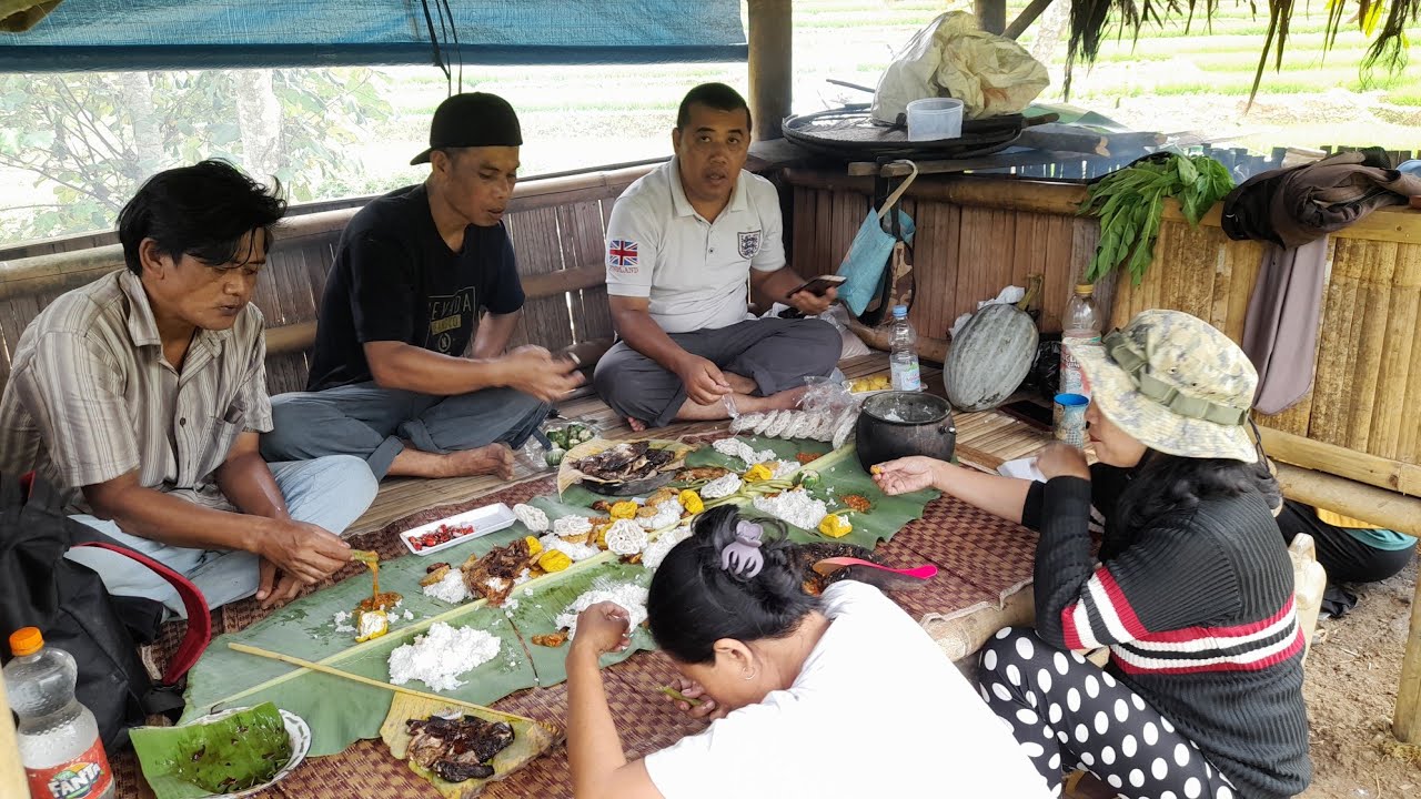 Nikmatnya kebersamaan! Makan digubuk di acara munggahan.