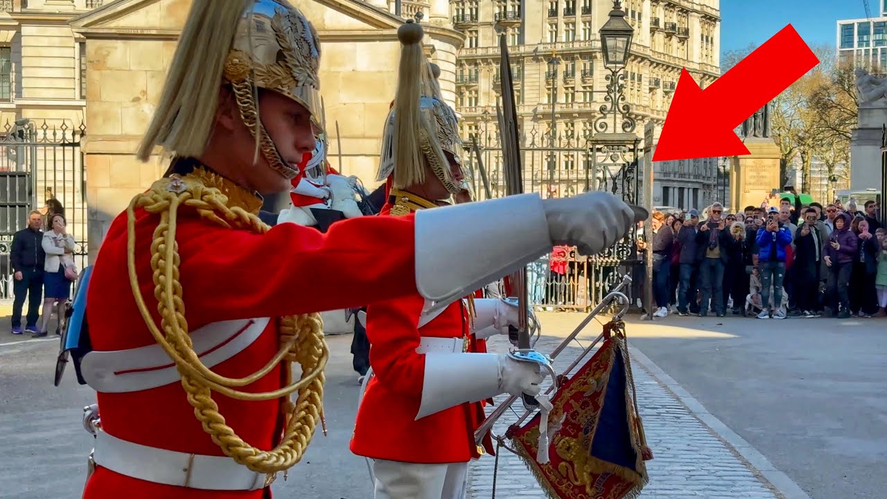 London’s MOST Iconic Tradition 🇬🇧 | The Legendary 4pm Horse Guards Parade