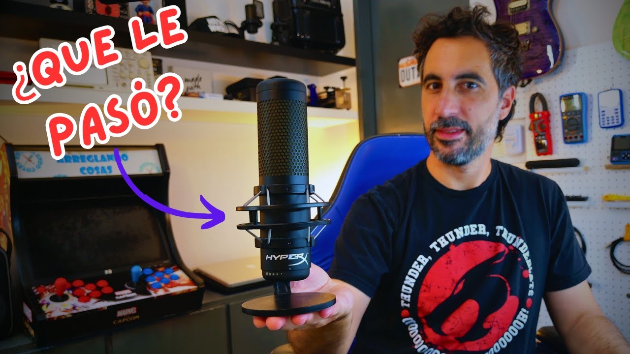 Un microfono HYPERX QUADCAST 