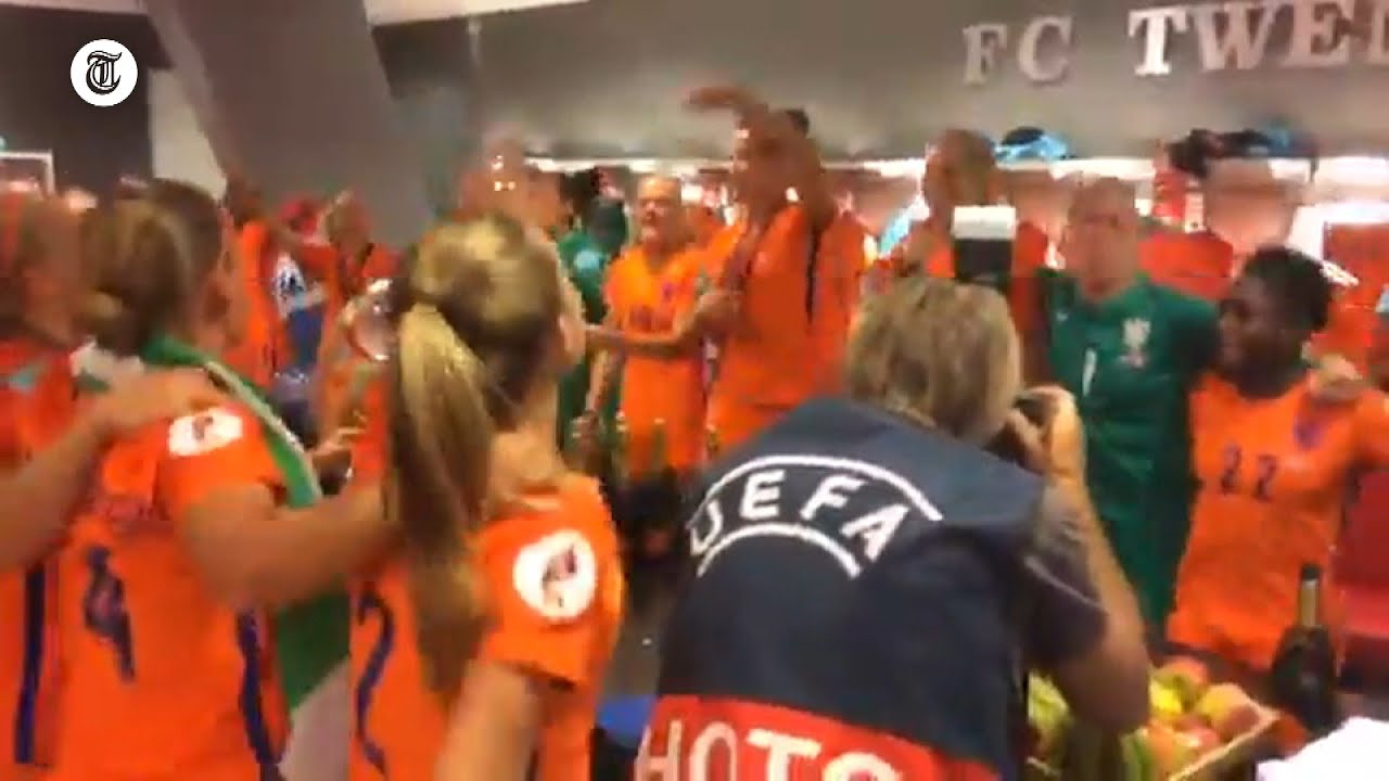 Leeuwinnen breken kleedkamer af