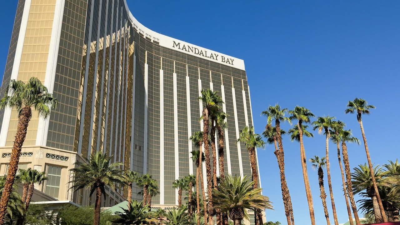 Stuck in the Delta Sky Club for 7 Hours..... Vegas Days 1 + 2