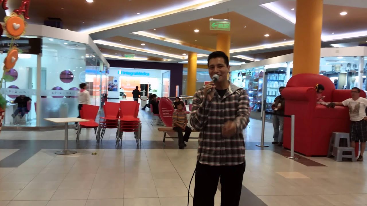 Por debajo de la mesa Karaoke al paso en Megaplaza