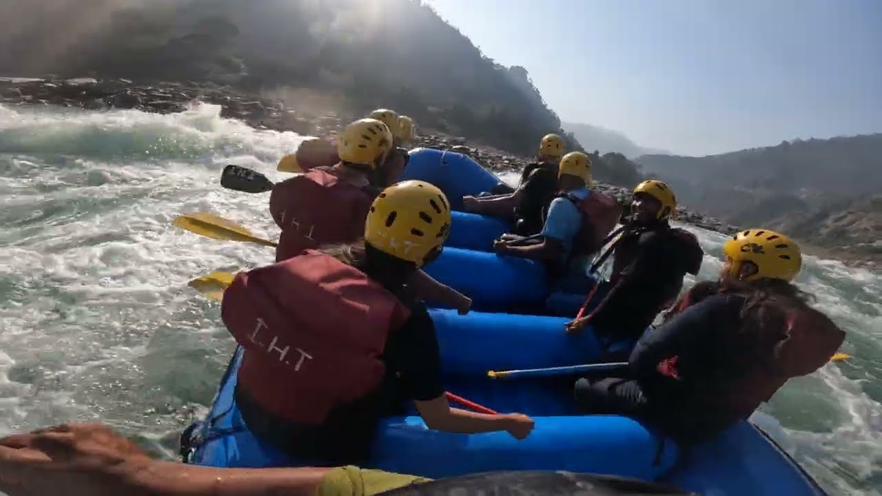 सबसे खतरनाक राफ्टिंग! 😱 16KM Rishikesh River Rafting (Roller Coaster Rapid) 🚣‍♀️ #viral #rafting 