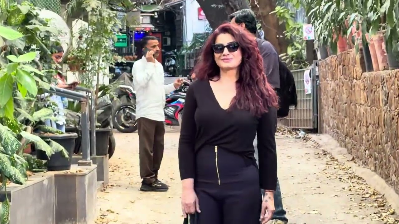 Raveena Tandon Spotted at Bandra 🔥 Elegant Bollywood Diva Appearance