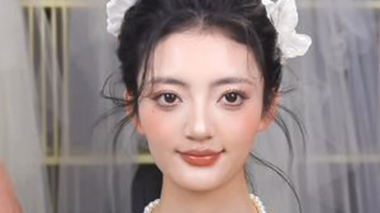 氛围感发丝太绝啦！花苞丸子头教程分享来啦～ 姐妹们还想要什么教程我看见了都会给大家发哦最近的发型趋向都偏向减龄氛围感赶紧学习起来吧～#化妆造型分享 #花苞丸子头 #喜看造型 #新娘跟妆 ...