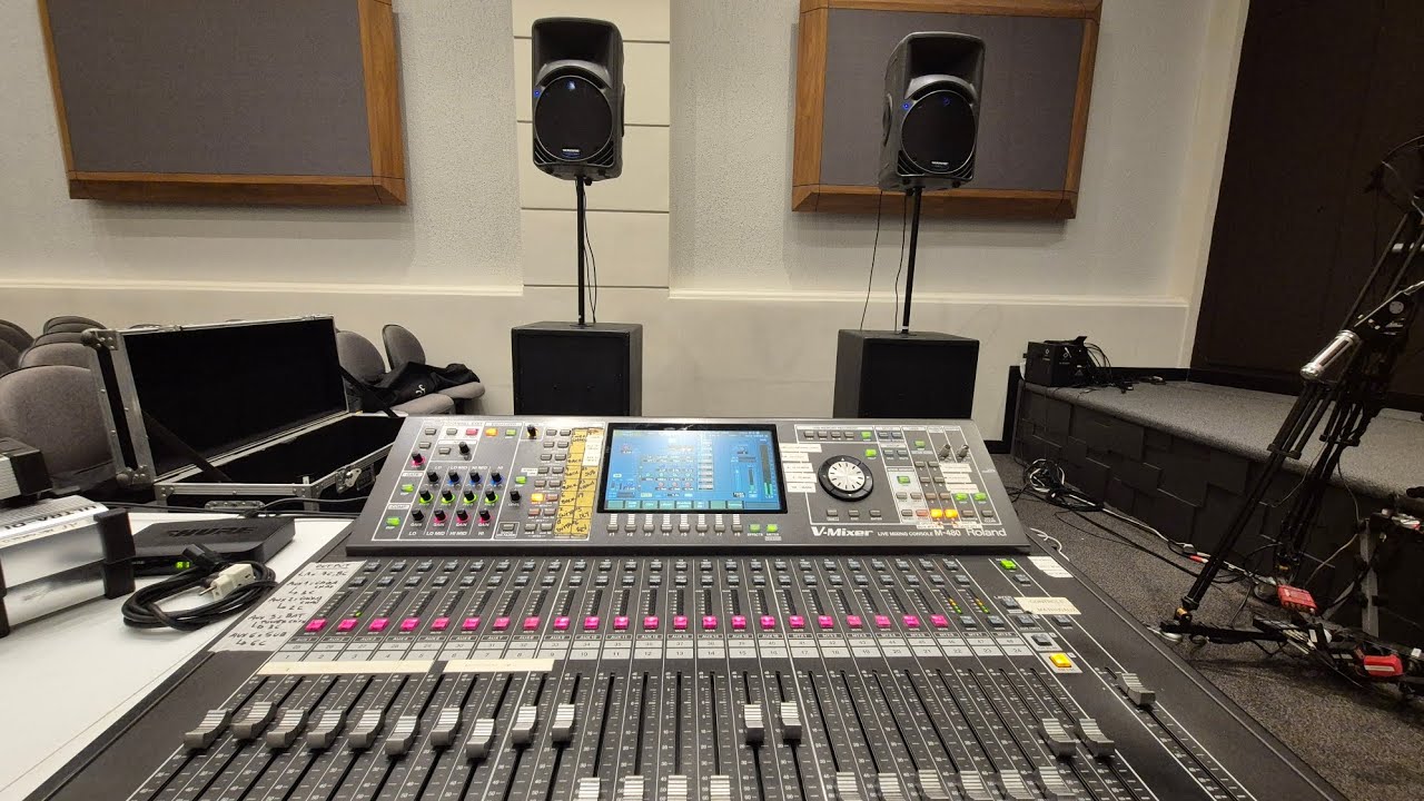 Montagem sistema PA mackie, sub attack e mesa Roland M480