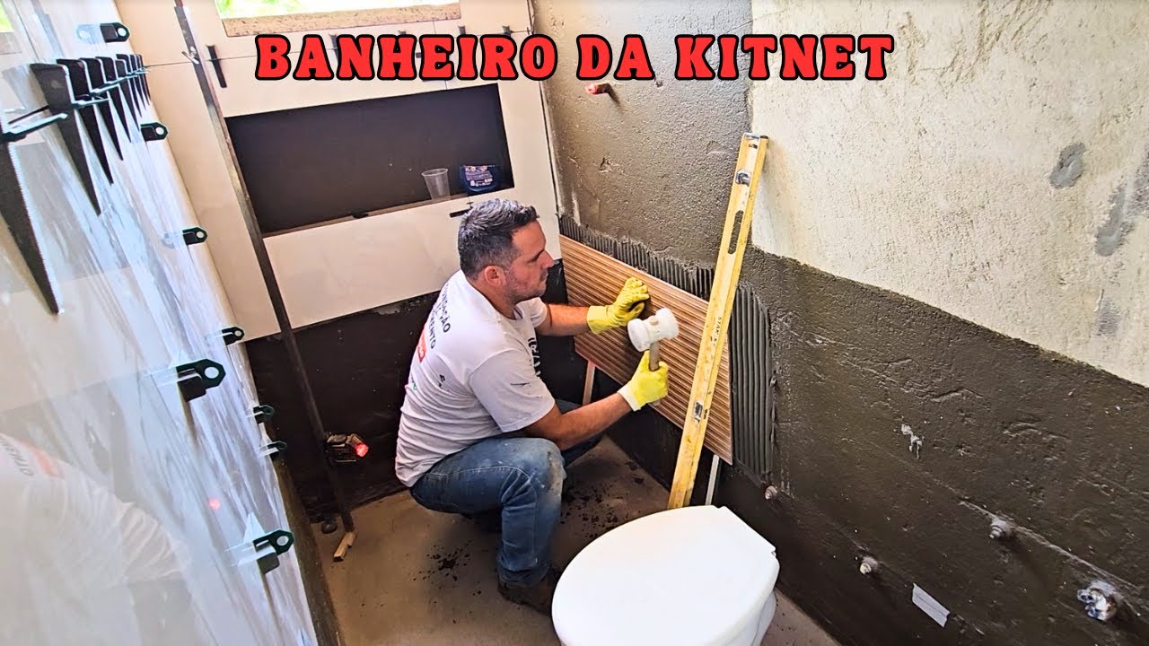 Pedreiro faz banheiro pequeno e moderno de kitnet