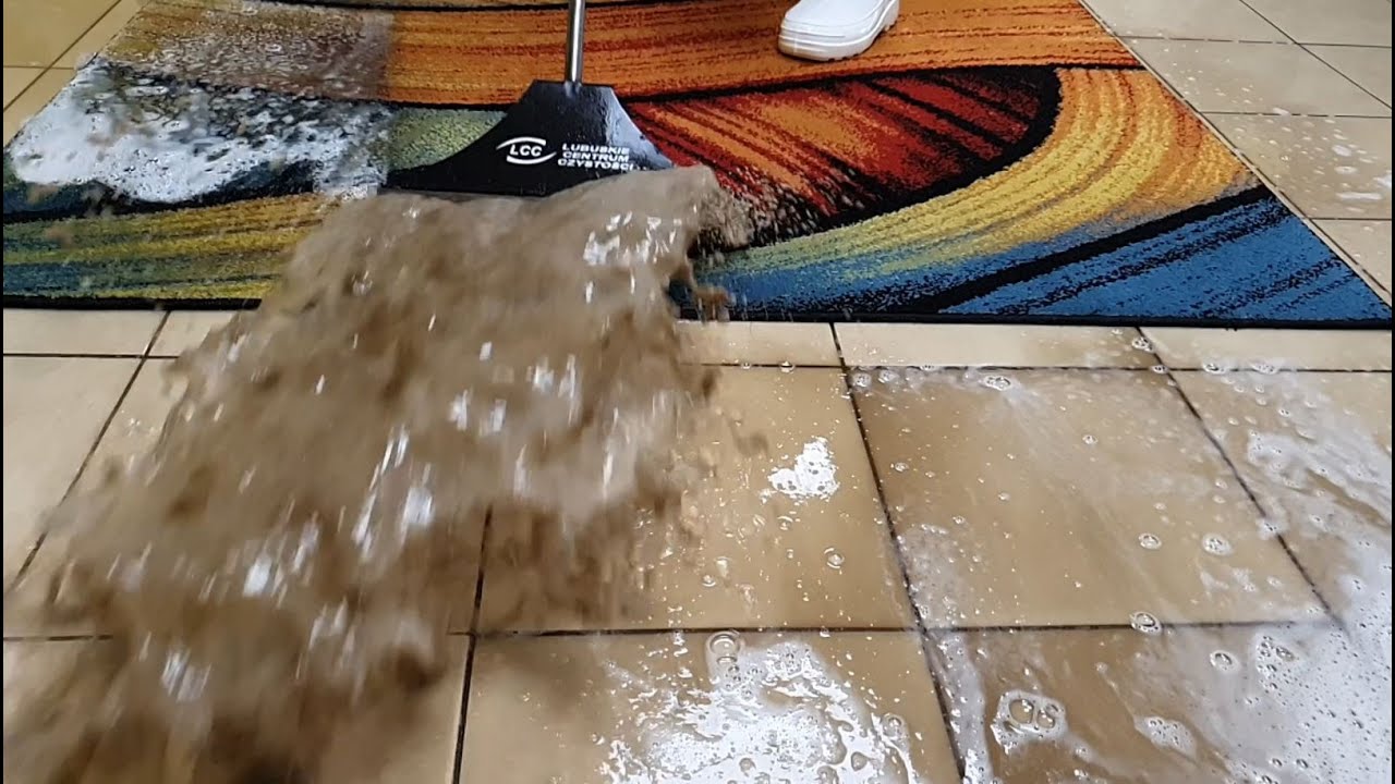Niesamowity efekt czyszczenia BARDZO brudnego dywanu. Czarna woda wypływała niemalże do końca 😍
