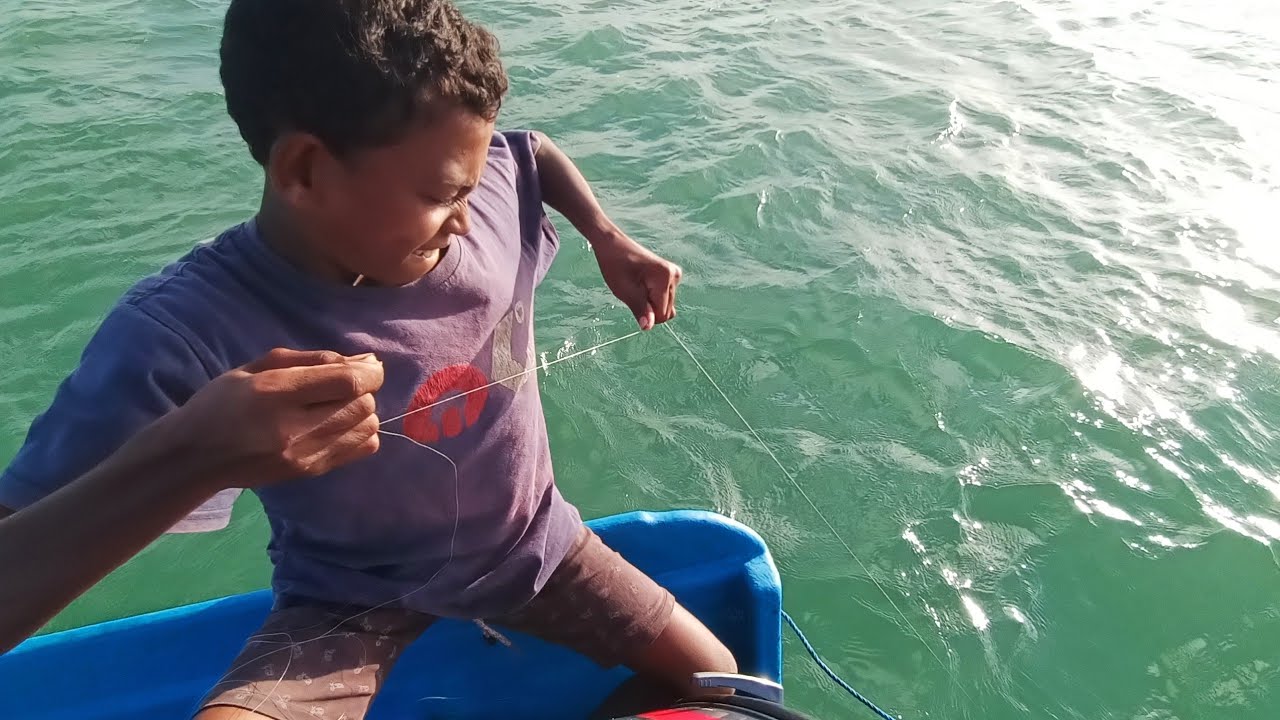 Pemancing kecil kebingungan menghadapi ikan-ikan besar