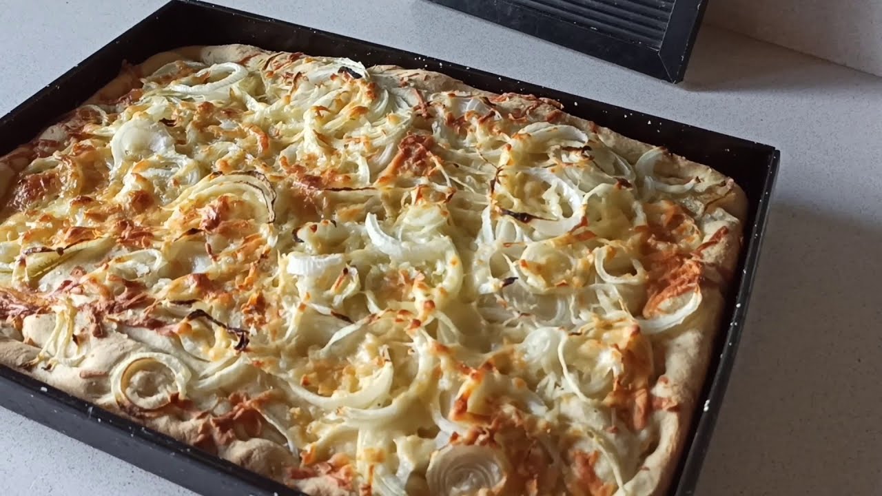 Focaccia con cebolla y parmesano.