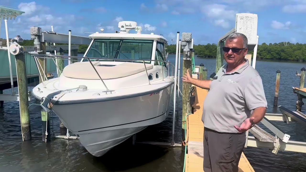 2015 Boston Whaler 315 Conquest for sale.
